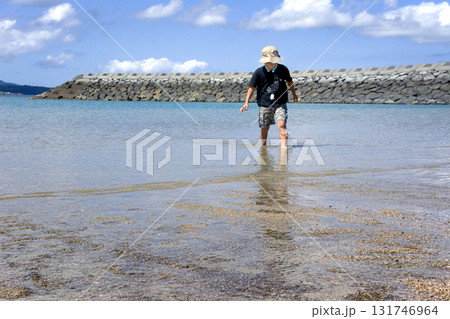 ＜素材＞夏の海水浴場で遊ぶ子供と青空 131746964
