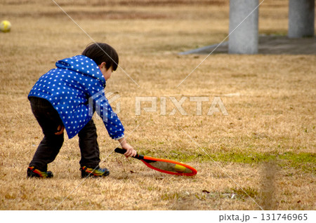 ＜人物＞公園で遊ぶ男の子の風景 131746965
