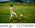 ＜素材＞公園で元気にサッカーをする男の子 131746966