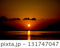 ＜素材＞秋の海に沈む太陽と沖の灯台 131747047