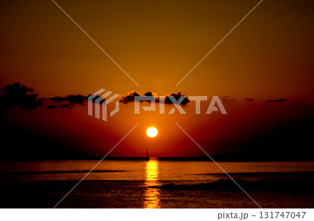 <素材>秋の海に沈む太陽と沖の灯台 <素材>秋の海に沈む太陽と沖の灯台 131747047
