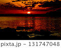 ＜素材＞秋の海に沈む太陽と沖の灯台 131747048