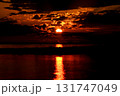 ＜素材＞秋の海に沈む太陽と沖の灯台 131747049