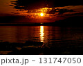 ＜素材＞秋の海に沈む太陽と沖の灯台 131747050