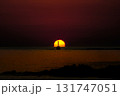 ＜素材＞秋の海に沈む太陽と沖の灯台 131747051