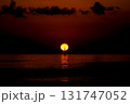 ＜素材＞秋の海に沈む太陽と沖の灯台 131747052