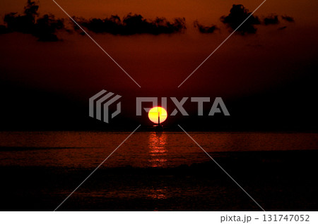 <素材>秋の海に沈む太陽と沖の灯台 <素材>秋の海に沈む太陽と沖の灯台 131747052