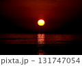＜素材＞秋の海に沈む太陽と沖の灯台 131747054