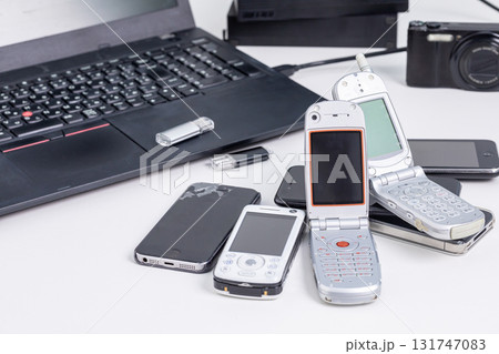 ノートパソコンとスマホとハードディスク ノートパソコンとスマホとハードディスク 131747083