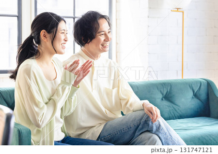 リビングでつくろぐ夫婦 131747121