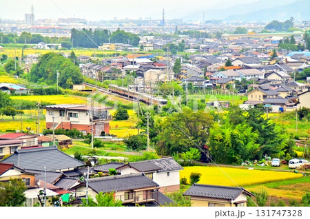 高台から俯瞰する善光寺平の塩崎地区の秋景色 高台から俯瞰する善光寺平の塩崎地区の秋景色 131747328