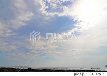 白浜の海 雲の多い空 太陽 白浜の海 雲の多い空 太陽 131747803