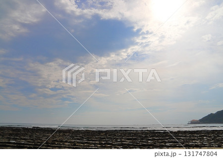 白浜の海 雲の多い空 太陽 白浜の海 雲の多い空 太陽 131747804
