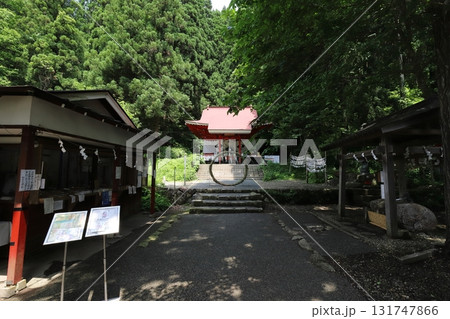 秋田　仙北　田沢湖畔　御座石神社 131747866