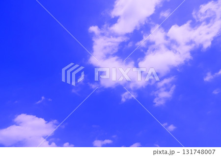 雲のある青空(壁紙素材) 131748007