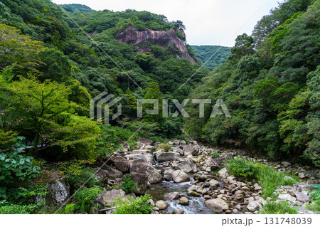 和歌山南紀の景勝地　奇絶峡　渓谷を埋め尽くす岩の間を流れ下る右会津川　上流方向　横 131748039