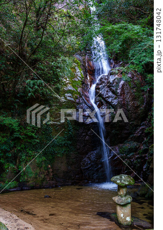 和歌山南紀の景勝地　奇絶峡の不動の滝　アップ　一筋の流れ 131748042