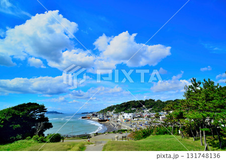 湘南海岸 稲村ヶ崎公園からの相模湾と江の島 白い雲 131748136