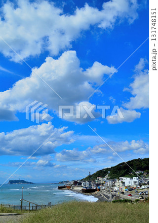湘南海岸 稲村ヶ崎公園からの相模湾と江の島 白い雲 131748151