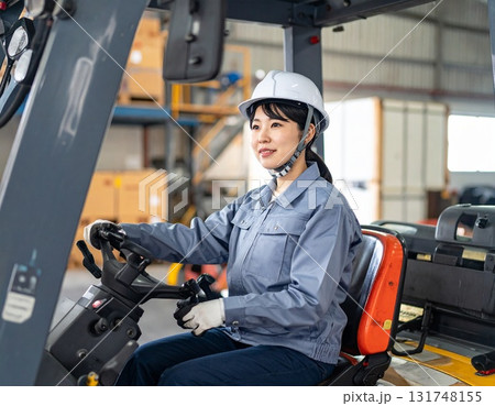 フォークリフトを運転する女性作業員 131748155