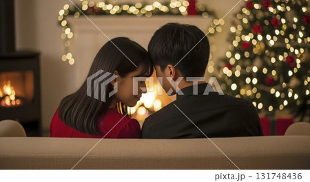 恋人たちが暖炉の前で静かに語り合っている 131748436