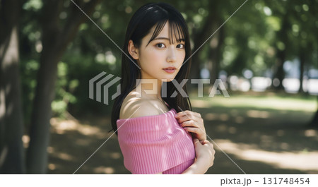 優しくこちらに振り返るオフショルダーの女性 131748454