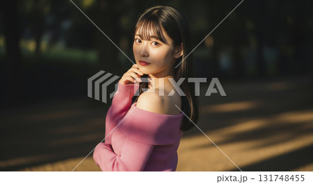 優しくこちらに振り返るオフショルダーの女性 131748455