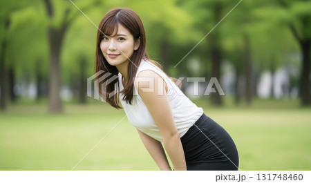 ノースリーブを着た綺麗なお姉さん 131748460