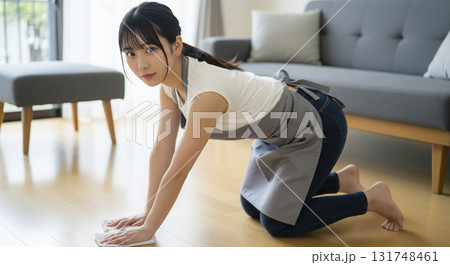 四つん這いになって掃除をするお姉さん 四つん這いになって掃除をするお姉さん 131748461
