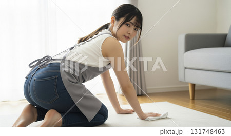 四つん這いになって掃除をするお姉さん 131748463
