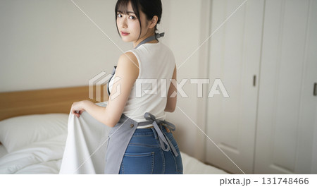 ベッドメイキングをするお姉さん 131748466