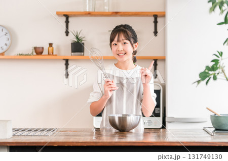 家のキッチンでお菓子作りを楽しむ子供（ポイント・小学生・中学生・高校生・女の子） 131749130
