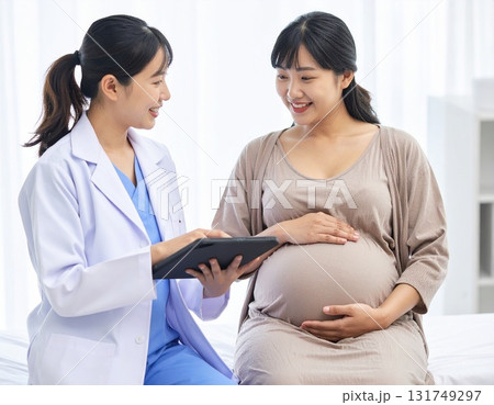 妊婦健診で医師と話す妊婦の安心と信頼の時間 131749297