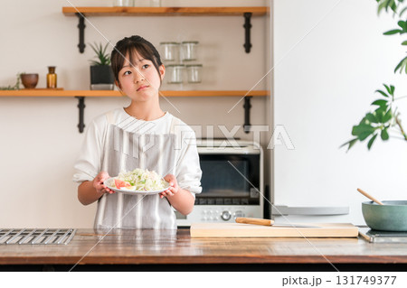 キッチンで野菜を持つ子供・女の子・キッズ（困る・野菜嫌い・好き嫌い） 131749377