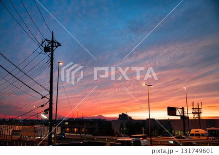 富士山をのぞむ夕日が美しい街並み 富士山をのぞむ夕日が美しい街並み 131749601