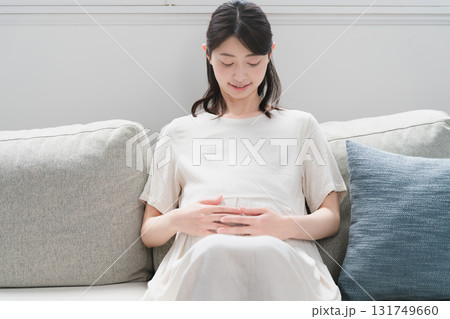 ソファーでくつろいでいる妊婦 ライフスタイルイメージ ソファーでくつろいでいる妊婦 ライフスタイルイメージ 131749660