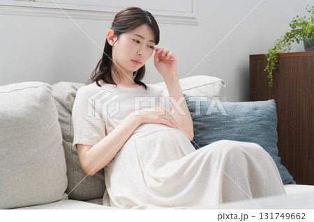 ソファーでくつろいでいる妊婦 ライフスタイルイメージ ソファーでくつろいでいる妊婦 ライフスタイルイメージ 131749662