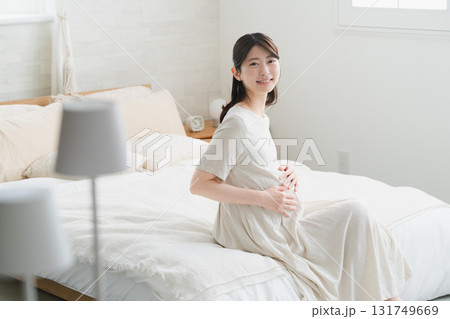 ベッドでくつろいでいる妊婦　ライフスタイルイメージ 131749669