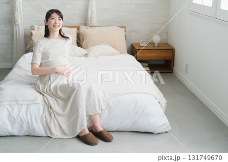 ベッドでくつろいでいる妊婦　ライフスタイルイメージ 131749670
