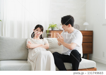情緒不安定な妊婦に寄り添う夫　ライフスタイルイメージ 131749683