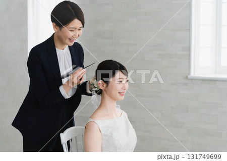 ヘアメイクをされている新婦　ウエディングイメージ 131749699