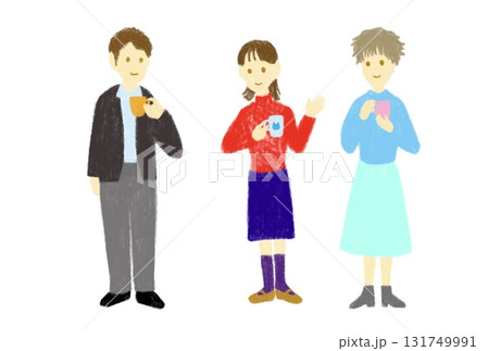 マグカップを手に和やかに会話する女性2人と男性1人の立ち姿 マグカップを手に和やかに会話する女性2人と男性1人の立ち姿 131749991