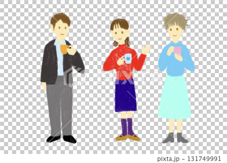 マグカップを手に和やかに会話する女性2人と男性1人の立ち姿 マグカップを手に和やかに会話する女性2人と男性1人の立ち姿 131749991