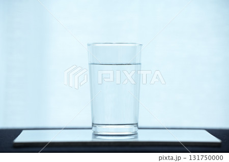 一杯の水 131750000
