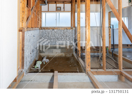築古住宅のリフォーム工事が始まった建築現場 131750131