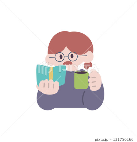 コーヒーを飲みながら本を読む男性 131750166