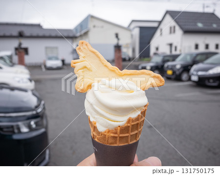 【日本】海老フライ型のクッキーが乗ったバニラアイスクリームを駐車場で食べ歩き 【日本】海老フライ型のクッキーが乗ったバニラアイスクリームを駐車場で食べ歩き 131750175