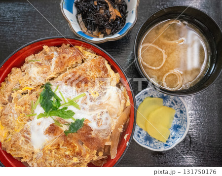 【日本】定食屋の黒いテーブルに並ぶカツ丼と味噌汁とひじき 【日本】定食屋の黒いテーブルに並ぶカツ丼と味噌汁とひじき 131750176