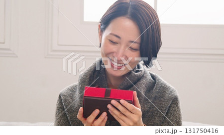 プレゼント 女性 イメージ 131750416