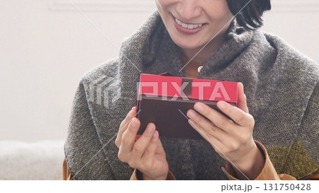 プレゼント 女性 イメージ 131750428